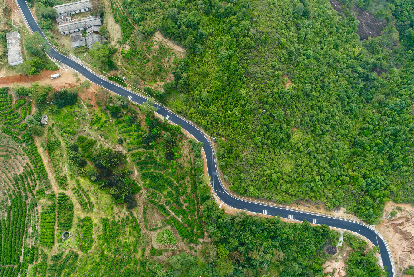 潮安区凤凰镇叫水坑村乡道。