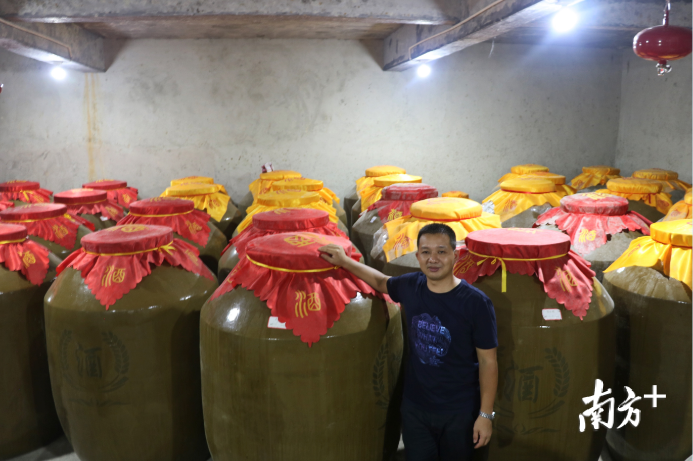 刘维才的酒厂里酿制储存了约20万斤香米酒。许钰敏 摄 刘维才的酒厂里酿制储存了约20万斤香米酒。许钰敏 摄