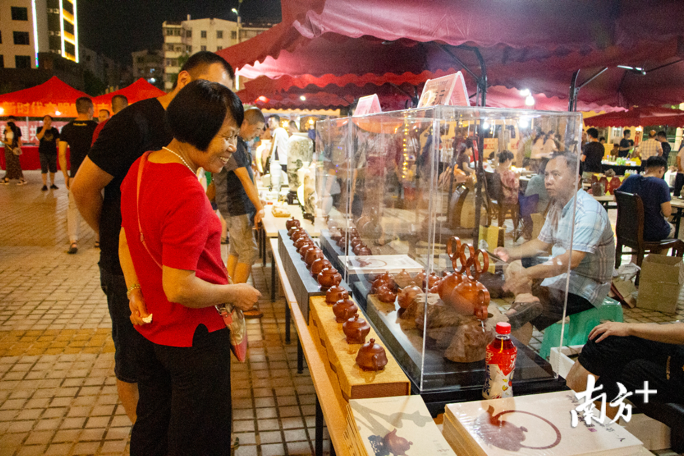 市民在展位上欣赏手拉壶。枫宣供图