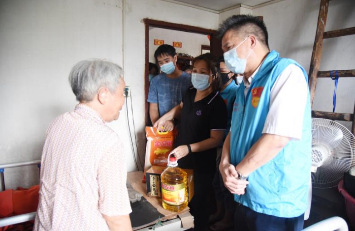 党员上门探望张女士并送上瘫痪病人多功能护理床 党员上门探望张女士并送上瘫痪病人多功能护理床