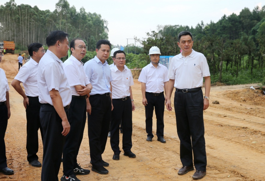 市委书记李红军在机场进场路临时替代线施工点了解项目建设进展情况。