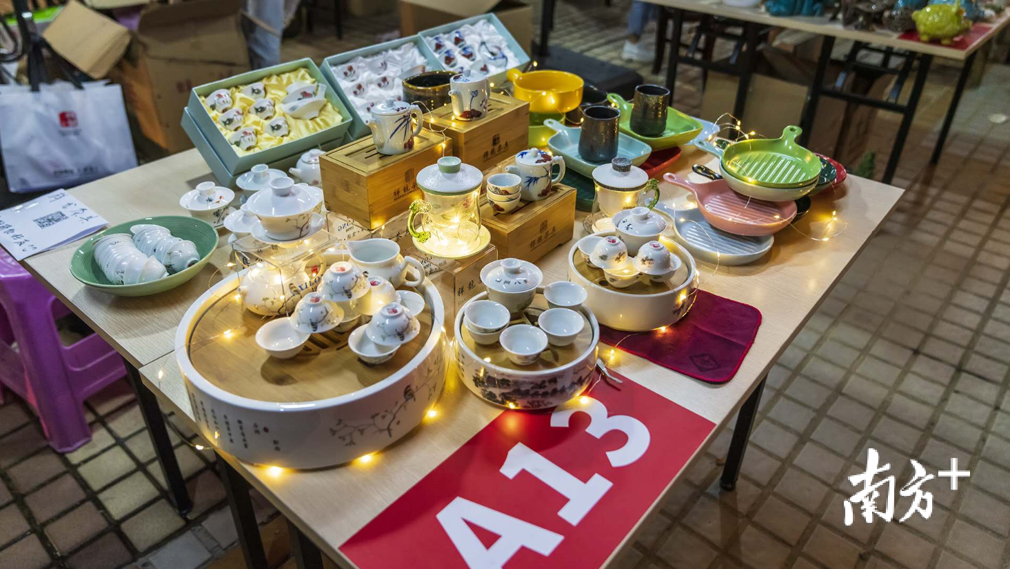 集市上展出的茶具。黄奕强 摄