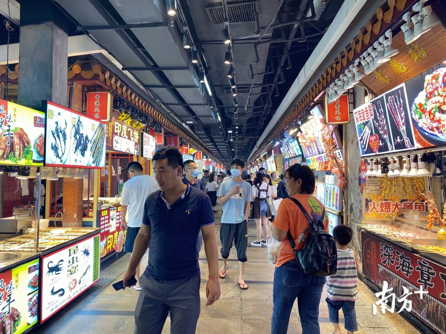 东门“食街”人气鼎盛。南方日报记者 朱洪波 摄