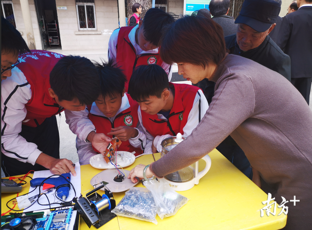 珠海市技师学院志愿者走进社区提供家电维修服务