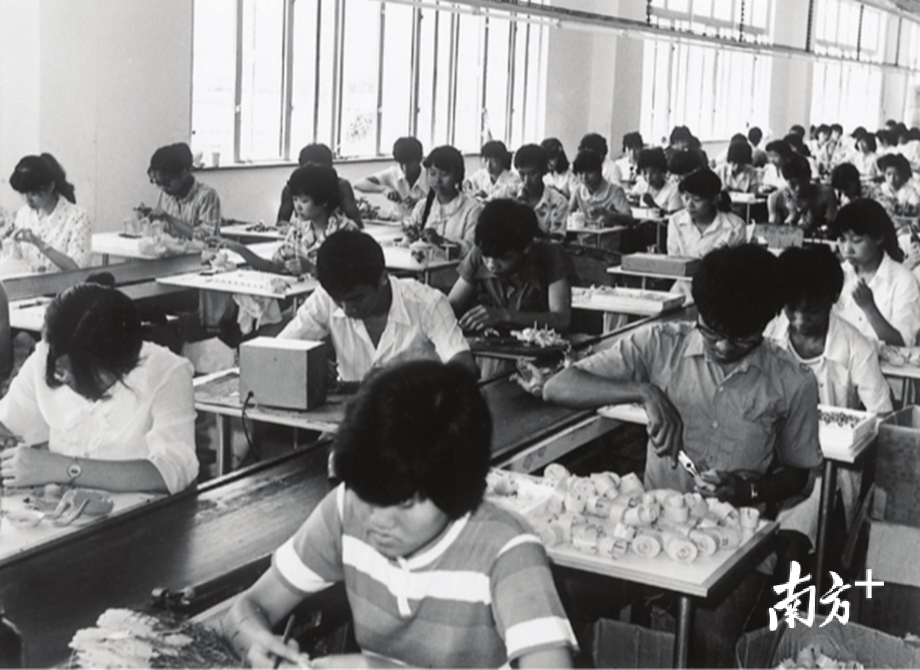 【1983光影】奋成实业有限公司于1983年8月12日开业，系汕头特区第一家外商独资企业。张伟炜 翻拍