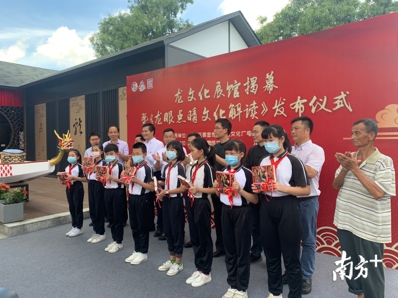 现场，龙眼村向龙眼小学学生代表致赠新书。