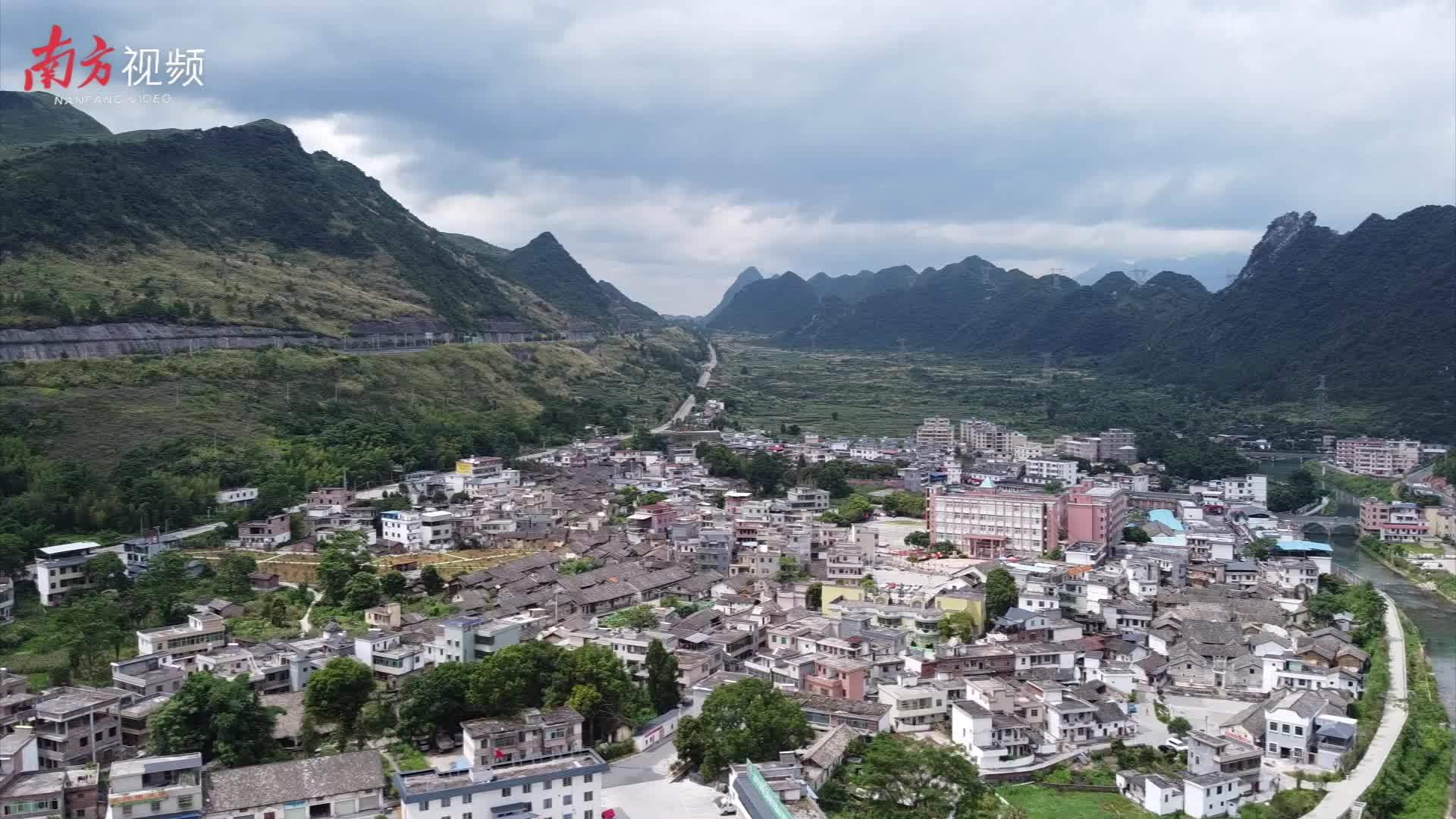 在乳源大桥镇新时代文明实践所的文化书屋,"90后"志愿者罗秋英与小