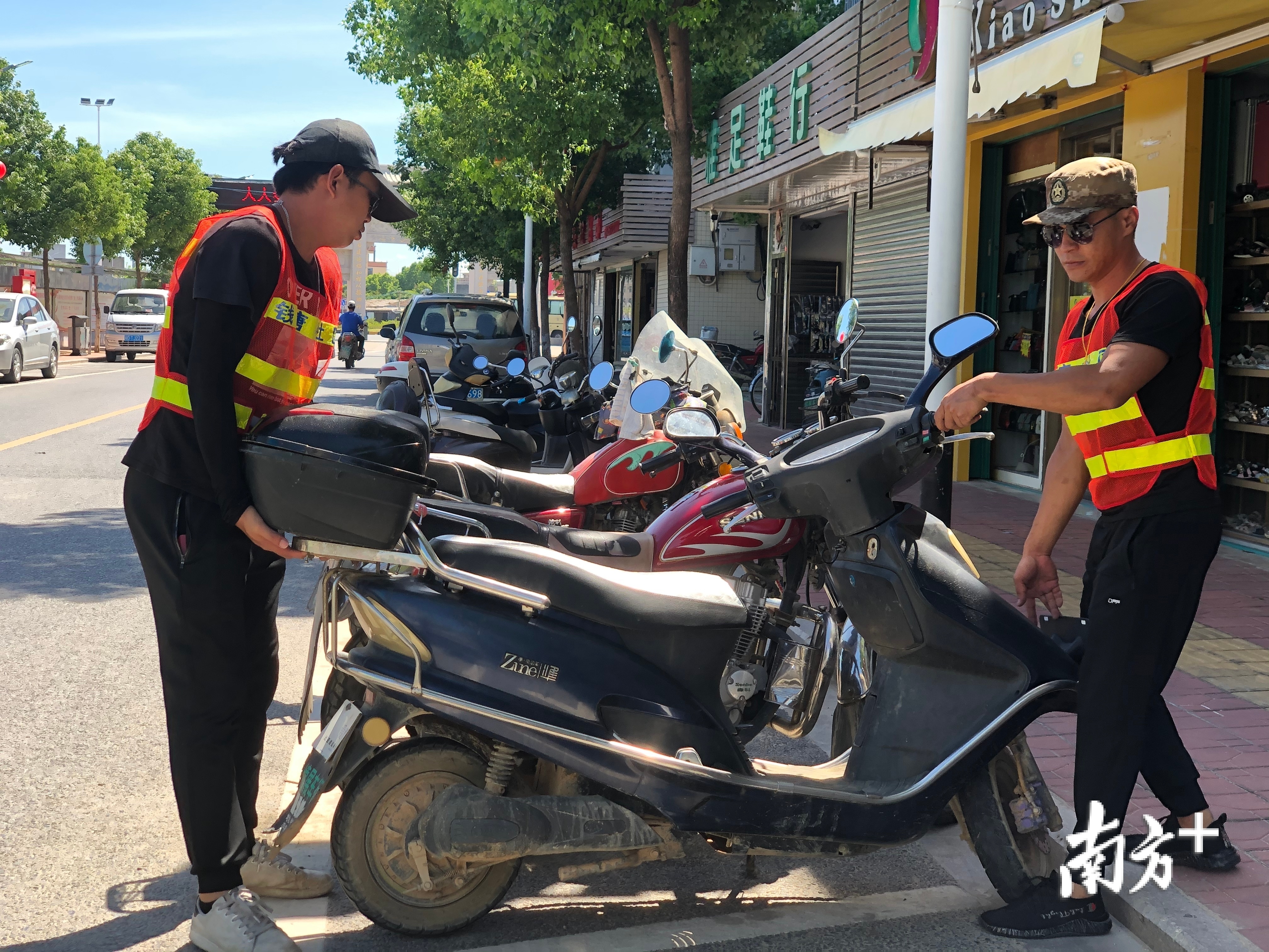 抬起来、挪过去……这些都是创文秩序巡管员每天不断重复的动作。余丹 摄