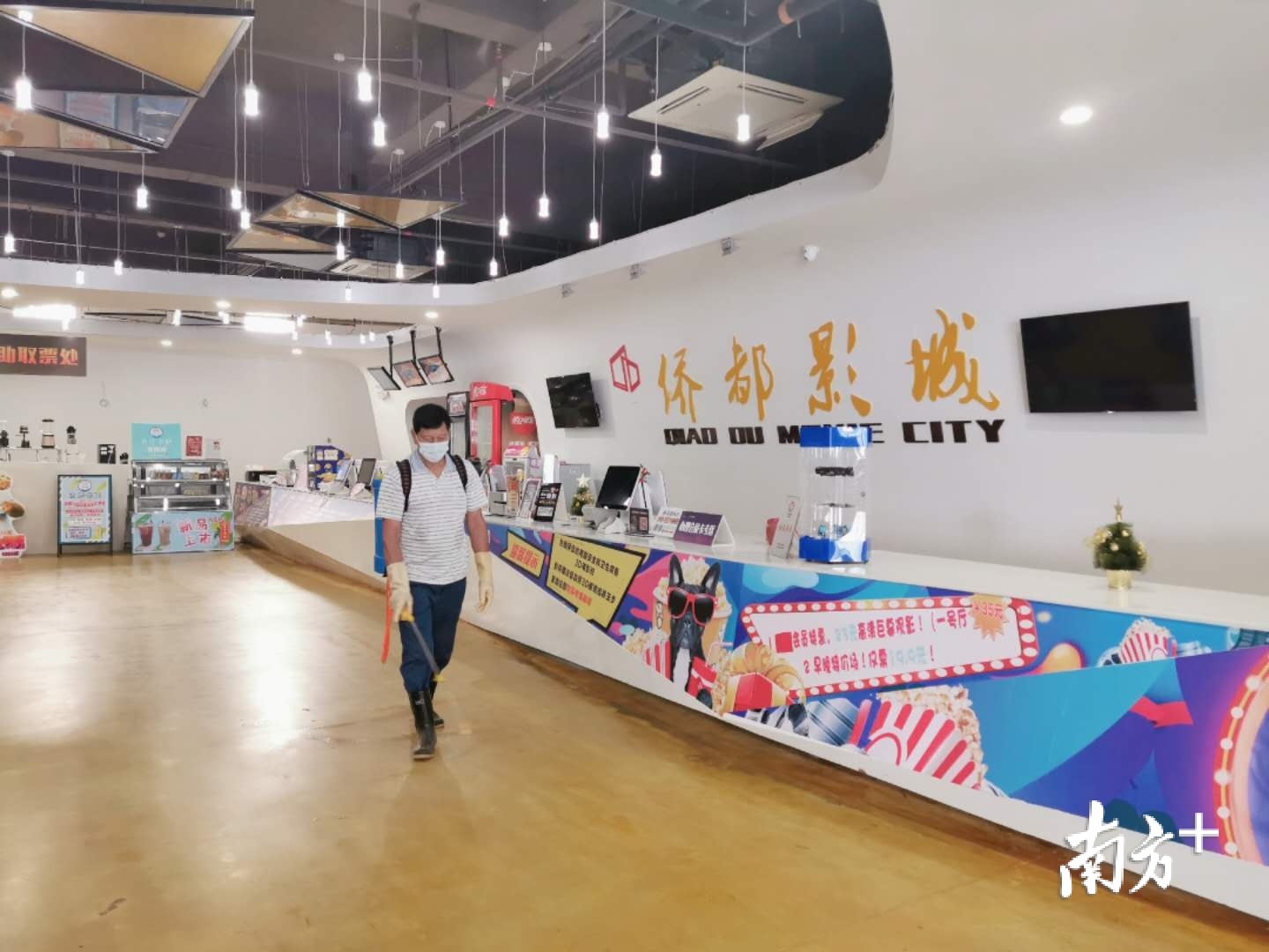 侨都影城工作人员正在消毒。侨都影城供图