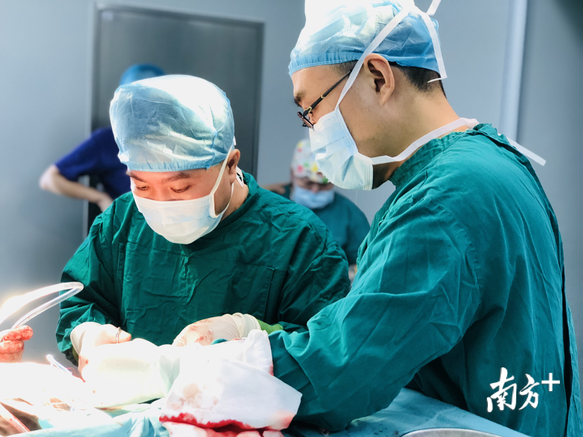 医生为魏月董实施左侧头颅修复手术。佛山岭南医院供图 医生为魏月董实施左侧头颅修复手术。佛山岭南医院供图