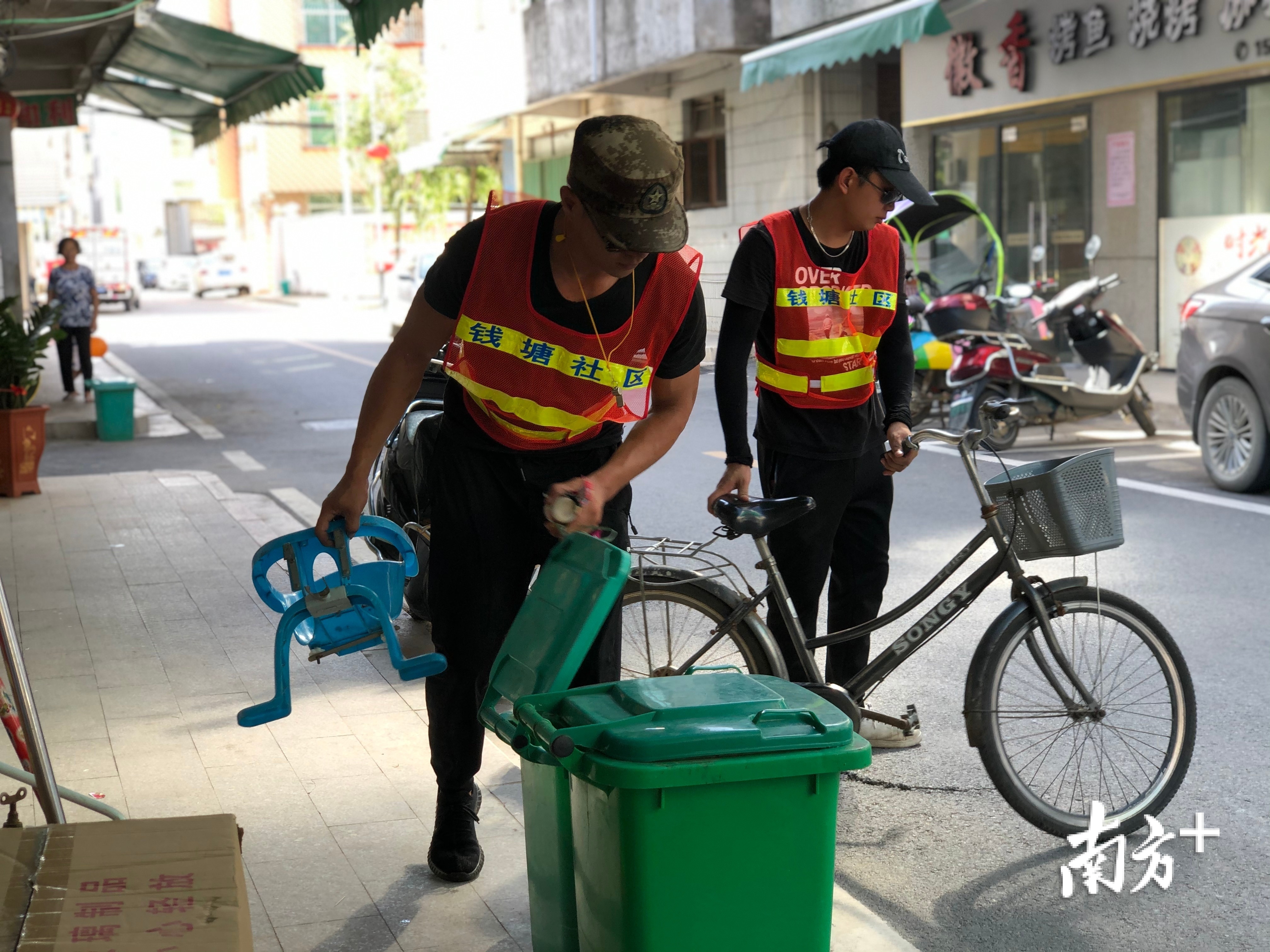 钱塘社区创文秩序巡管员日常工作中。余丹 摄