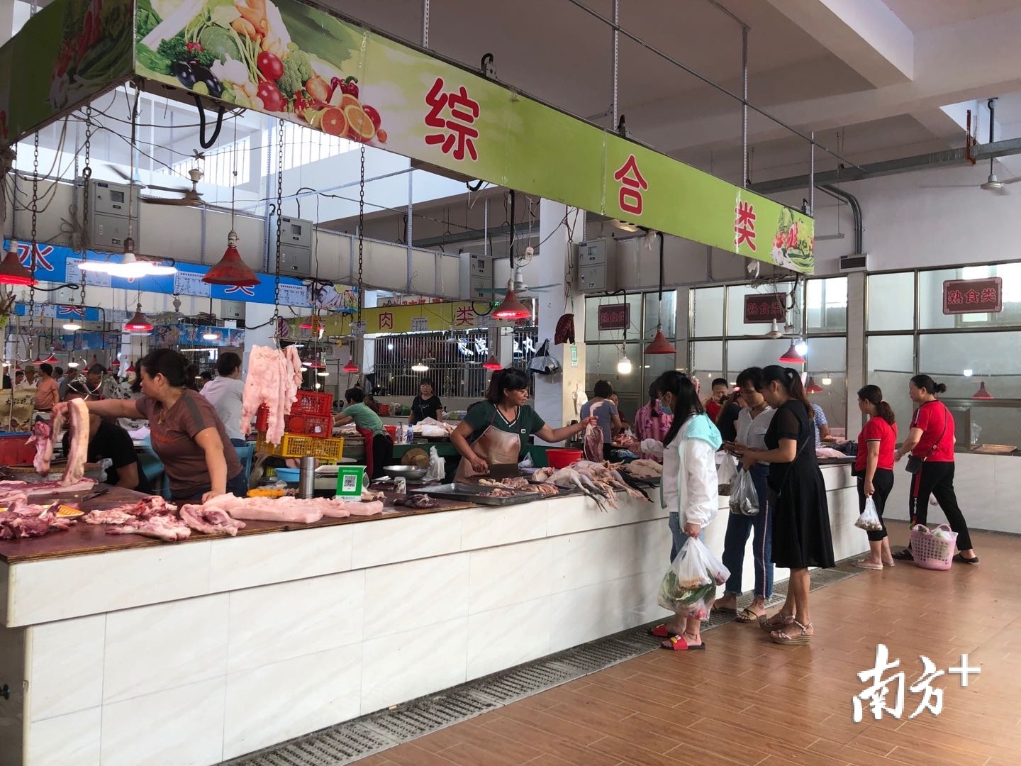 钱塘农贸市场辐射周边镇街，每天人流量很大。余丹 摄