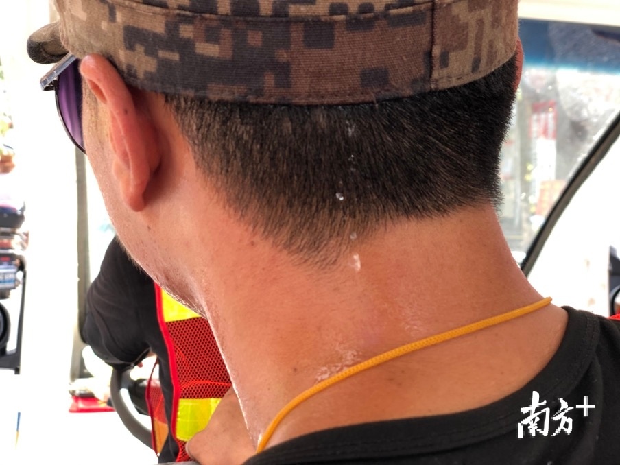 豆大的汗珠从他们的帽檐滴落,一个上午都要汗湿衣裳多次.余丹 摄