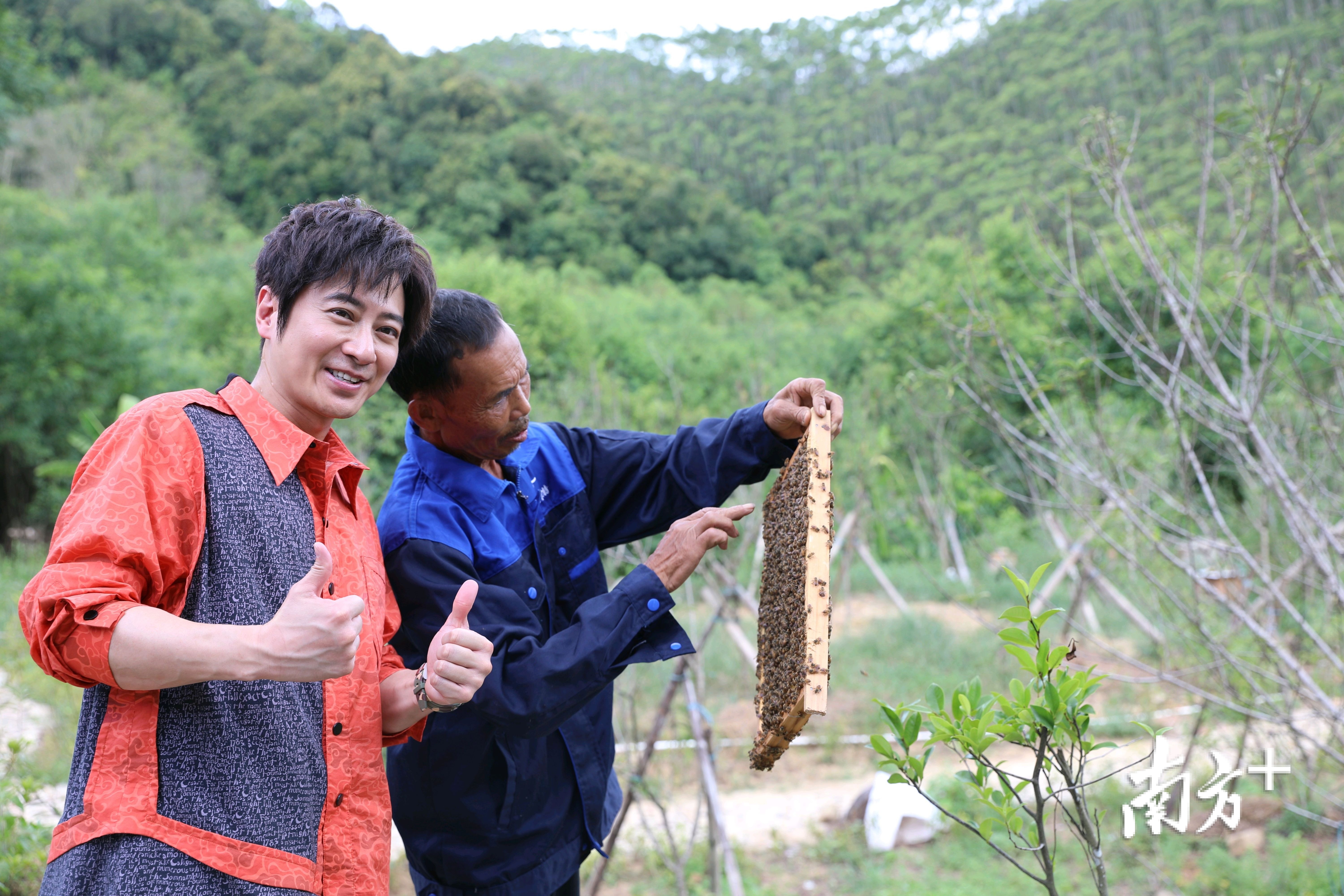 在“禅缘蜂场”，孙耀威为升平村的扶贫成效点赞。