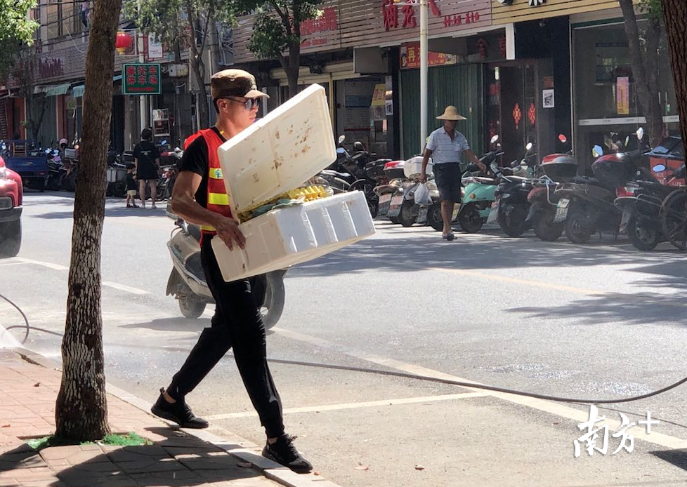 偶尔看到路面有垃圾，巡管员们也是随手捡起来丢进垃圾桶。余丹 摄