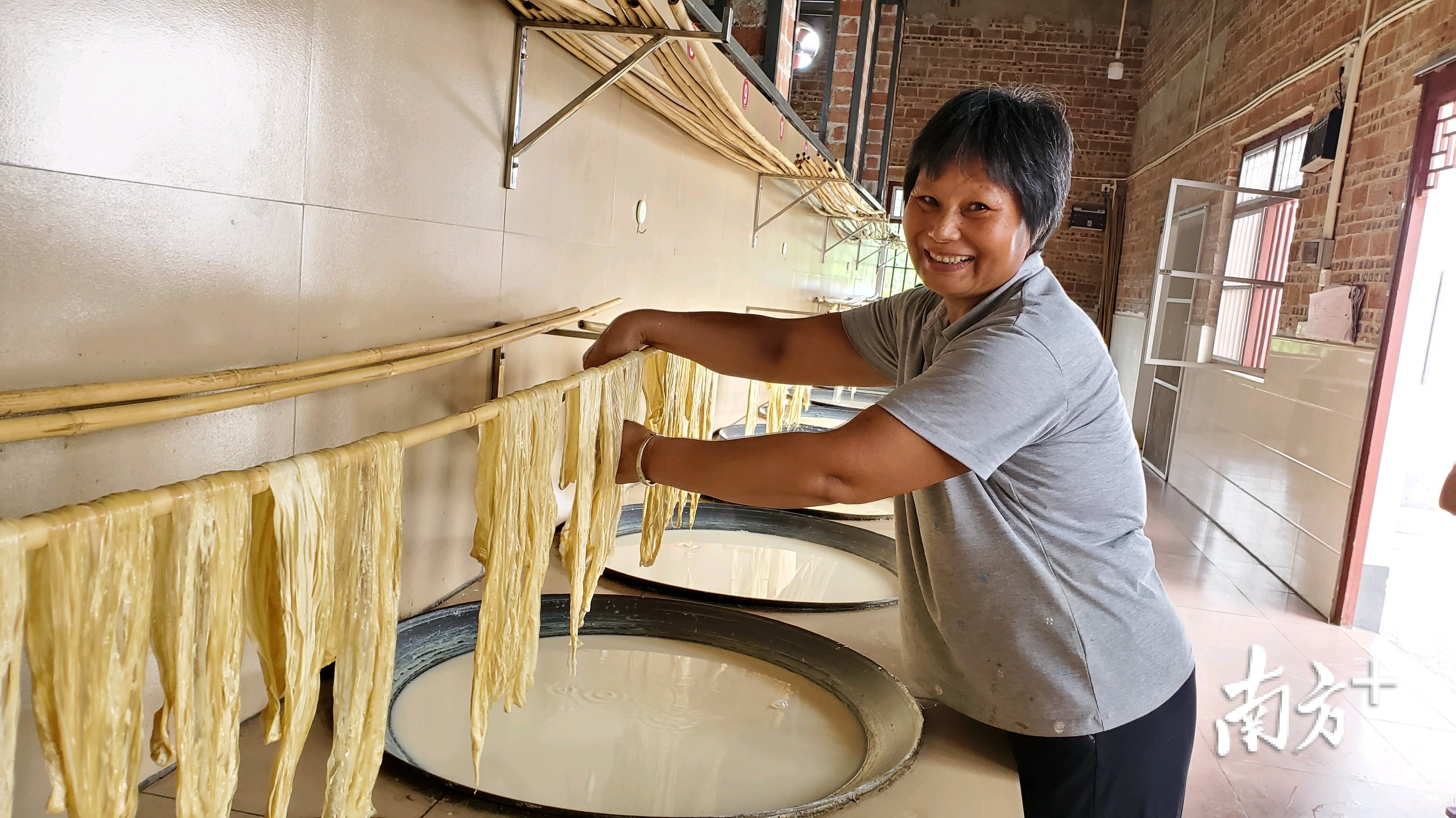 在升平村腐竹古法作坊，贫困户实现了家门口就业。南方日报记者 余秋亮 摄