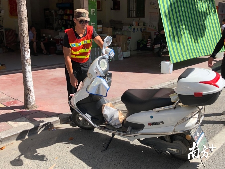 一辆笨重的摩托车，巡管员们都能轻易地抬起、拉走，动作简洁利落。余丹 摄