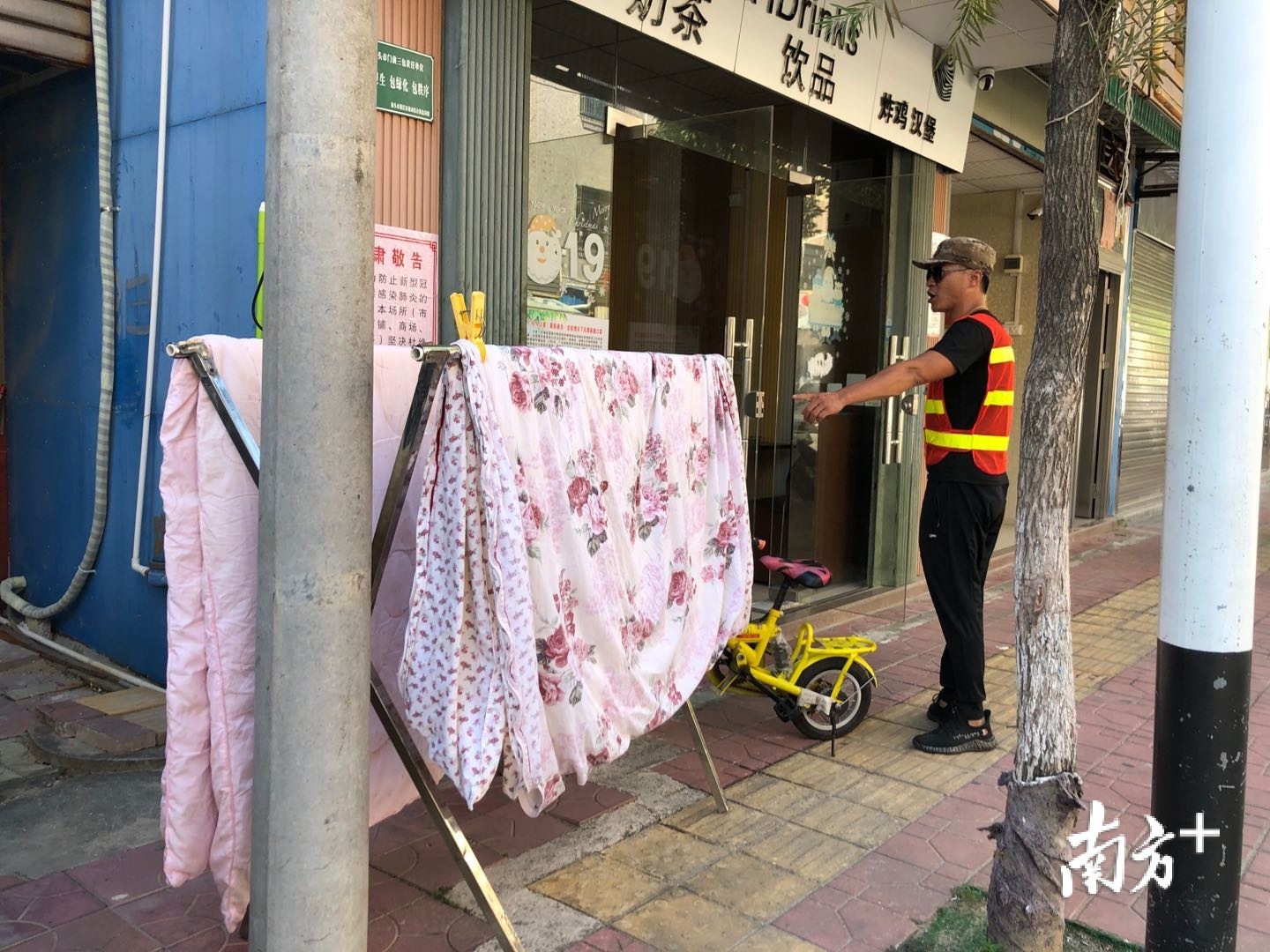 每天巡管员们都要多次与群众沟通，整治不文明现象。余丹 摄