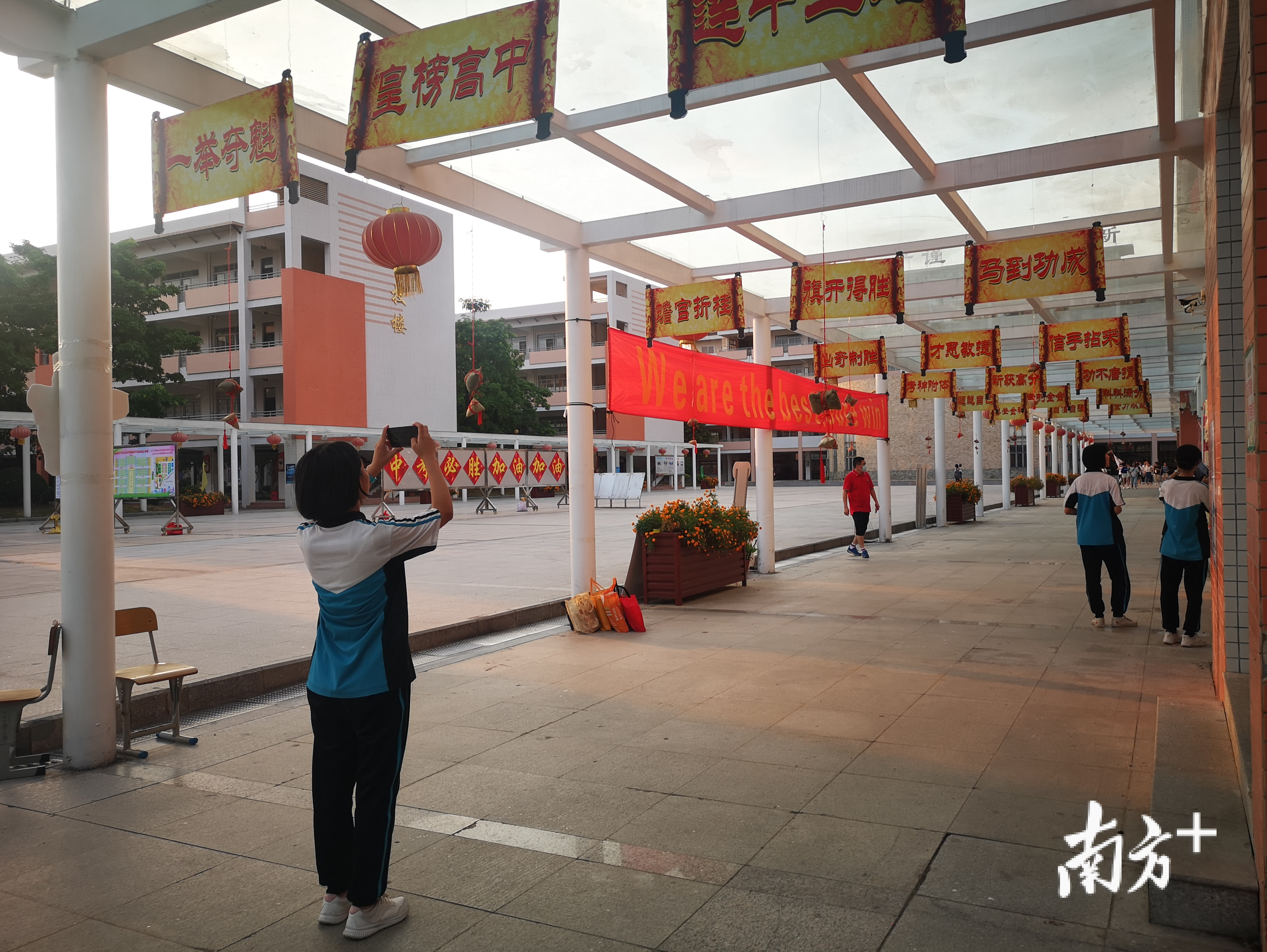 学生恋恋不舍停留在走道上拍照留念。 李周秦 摄