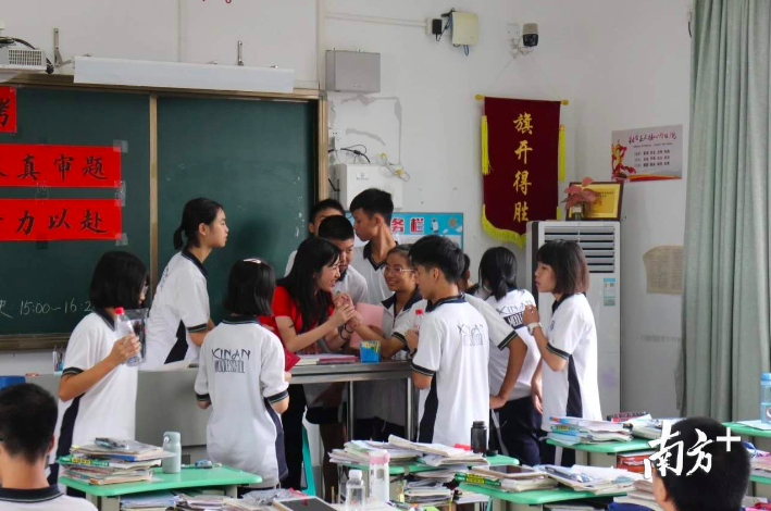 走出考场后,西南中学考生围在老师身边聊天,久久不肯离去。校方供图 走出考场后,西南中学考生围在老师身边聊天,久久不肯离去。校方供图