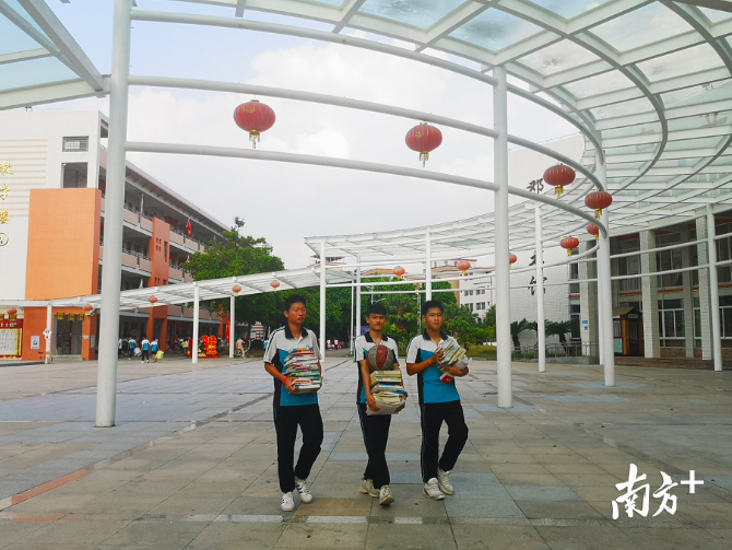 一摞摞复习资料见证了三年初中生活。 李周秦 摄 一摞摞复习资料见证了三年初中生活。 李周秦 摄