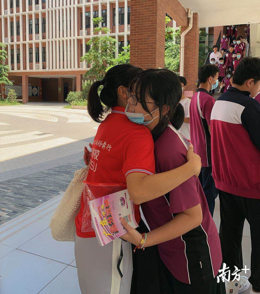 北外附校三水外国语学校考生依依不舍和老师拥抱。 校方供图