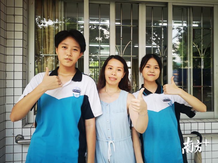 考生和家长合影留念。 李周秦 摄