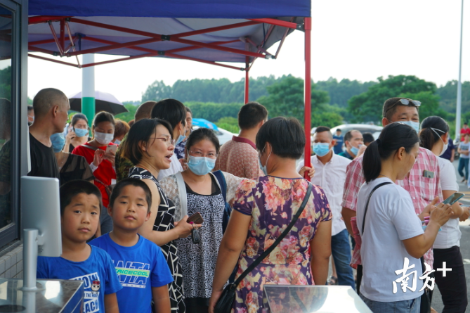 距离考试结束还有20分钟左右,三水乐平中学新校区考点已有不少学生家长前来接考。校方供图 距离考试结束还有20分钟左右,三水乐平中学新校区考点已有不少学生家长前来接考。校方供图