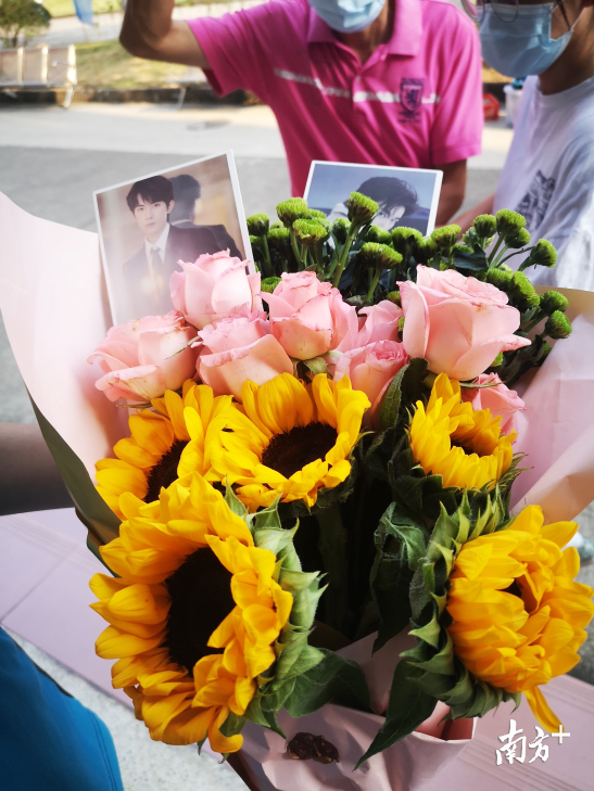 考生送到家人精心准备的鲜花。 李周秦 摄