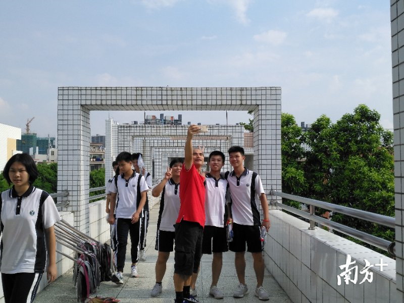 河口中学考生满怀信心步出考场,考生再次和亲爱的老师合照。校方供图