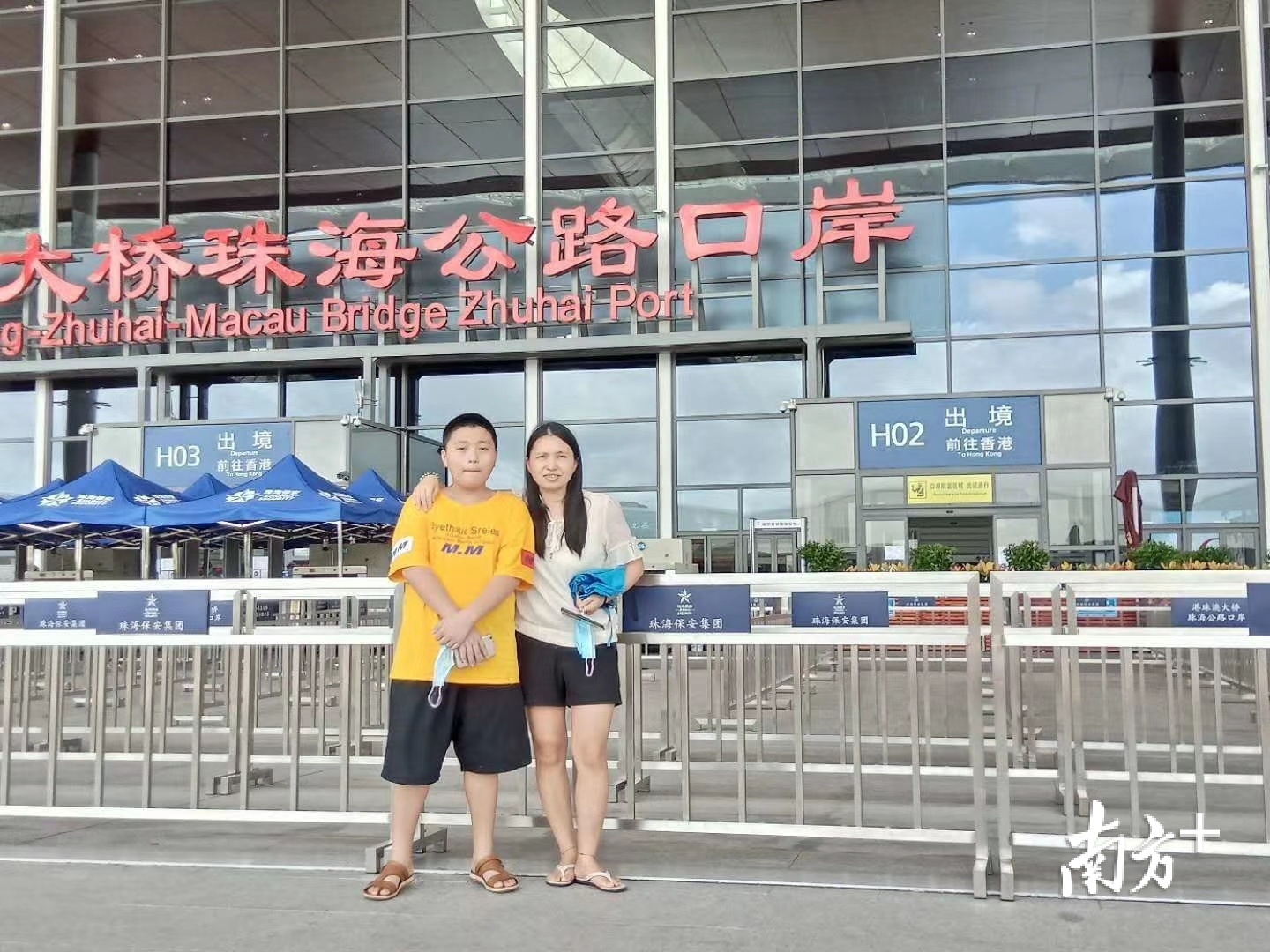 张家杰与母亲。