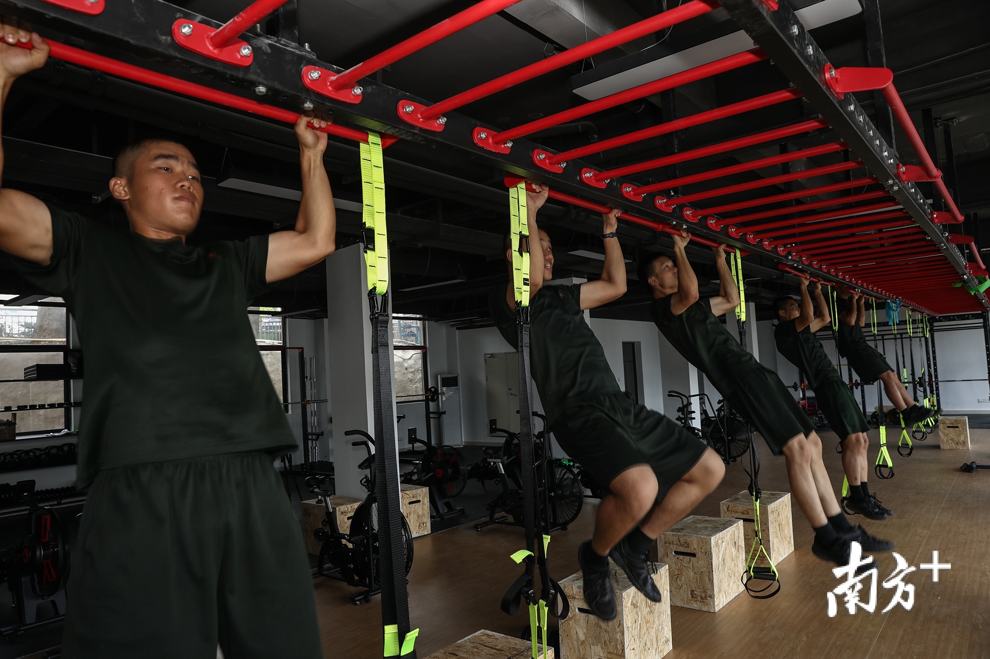 宽距引体向上可锻炼战士的背阔肌