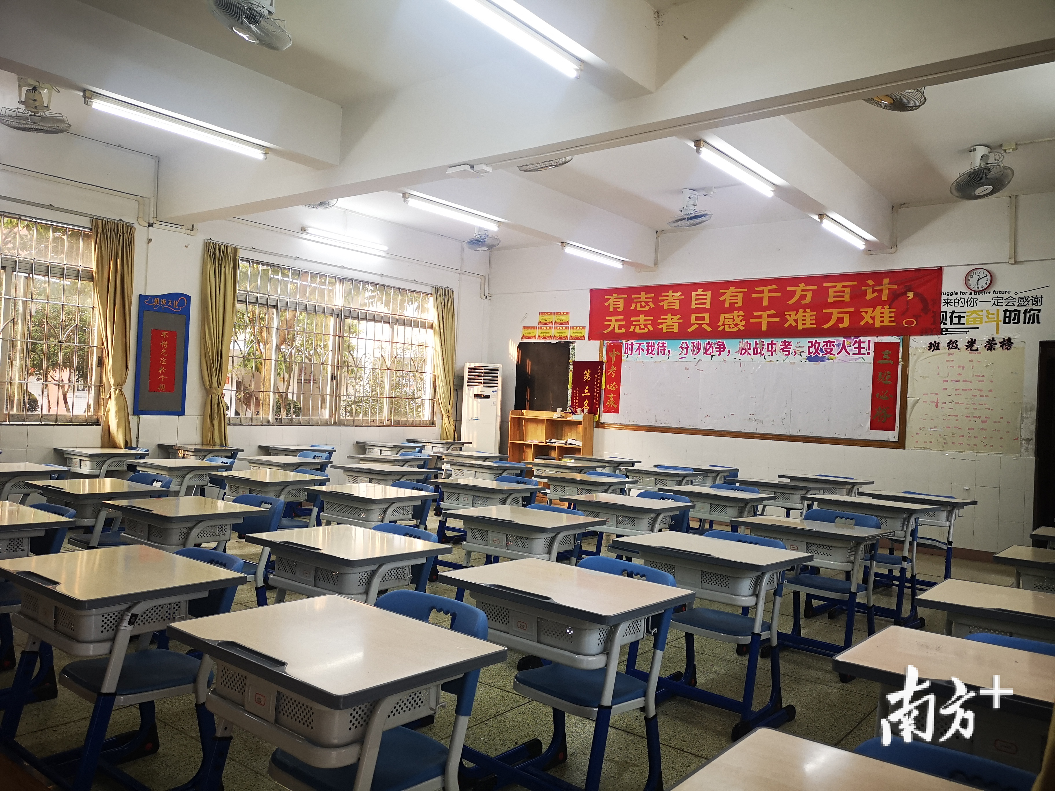 考生离去,教室内又一片整洁明亮。 李周秦 摄