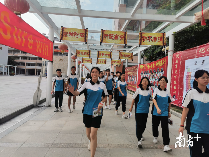 2020年佛山中考圆满落下帷幕,三水考生状态轻松走出考场。校方供图