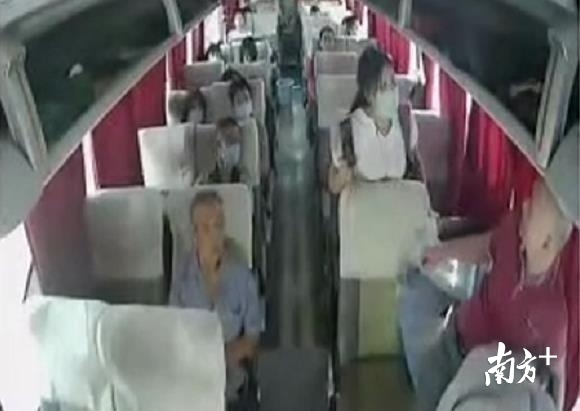 车内监控视频截图。