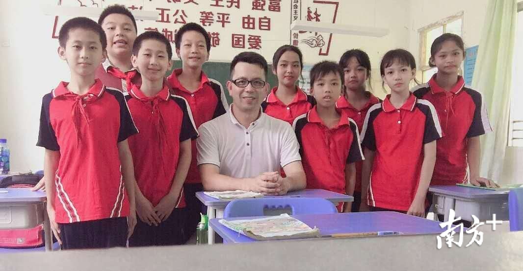 张家杰与班上的老师同学。