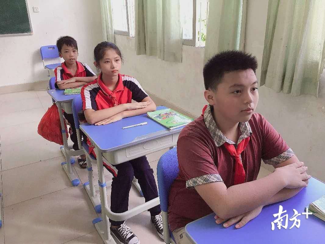 右一为“珠海市优秀少先队员”张家杰。