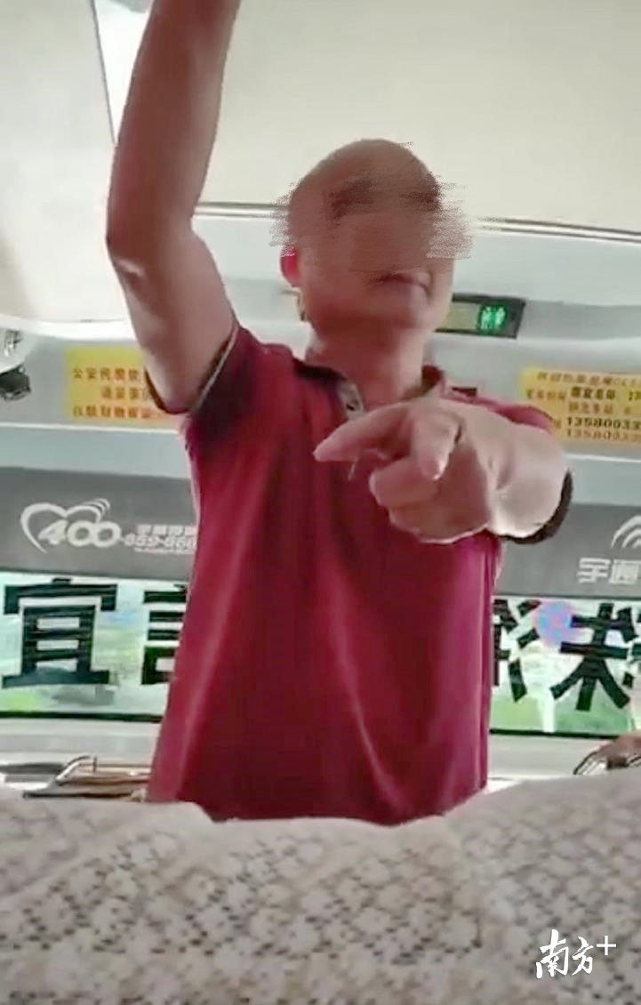 乘客拍摄当事司机视频截图。