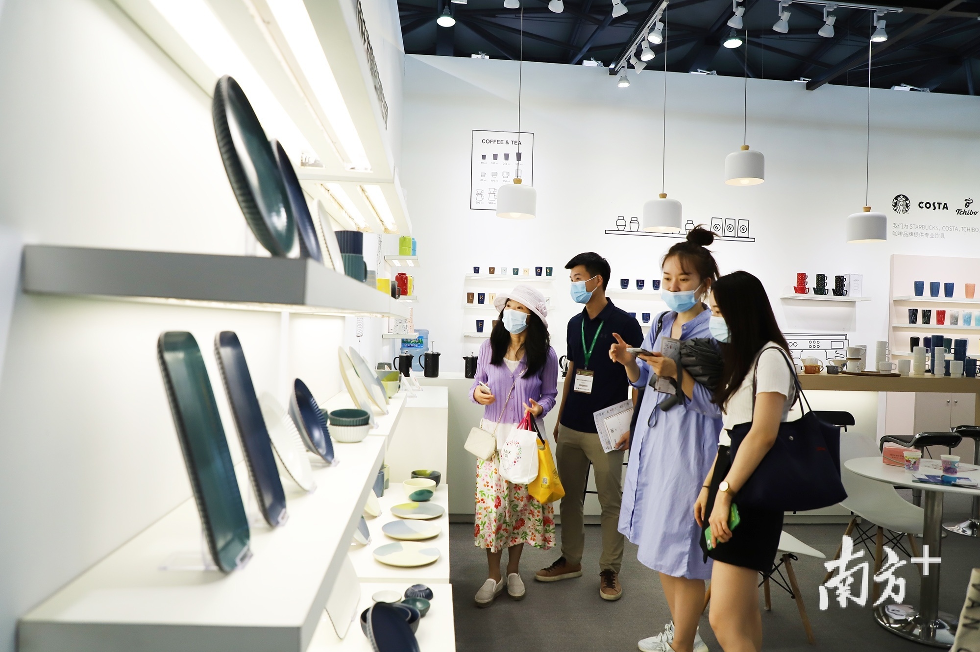 庆发陶瓷展位上，负责人为采购商介绍产品。