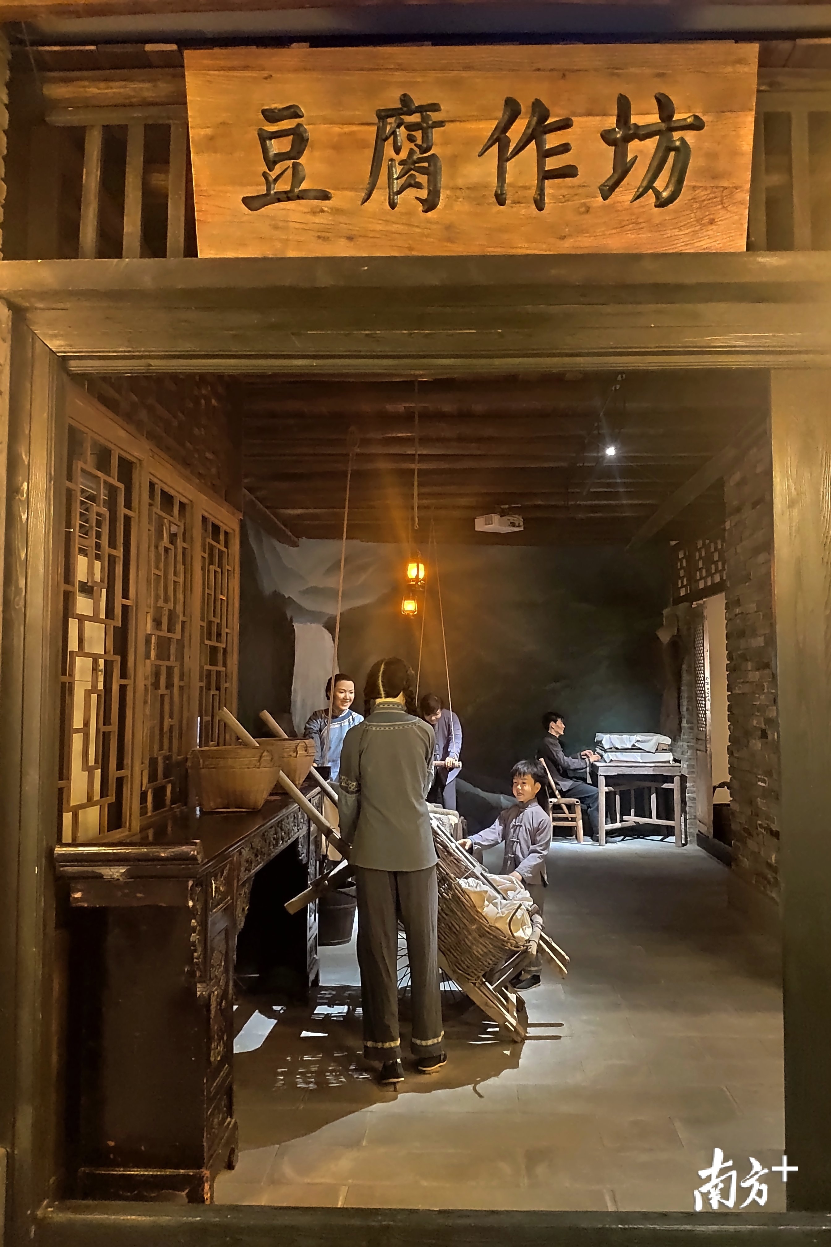 展示馆内通过雕塑与传统物品展示客家风土民情 南方日报记者 梁维春 摄 展示馆内通过雕塑与传统物品展示客家风土民情 南方日报记者 梁维春 摄