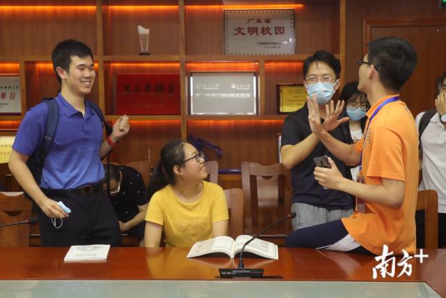 【深圳中学】清华北大招生办工作人员现场为“屏蔽生”提供报考志愿咨询。