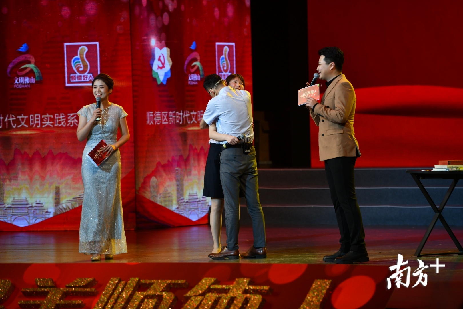 舞台上的张晓杰深情地与丈夫进行了拥抱。