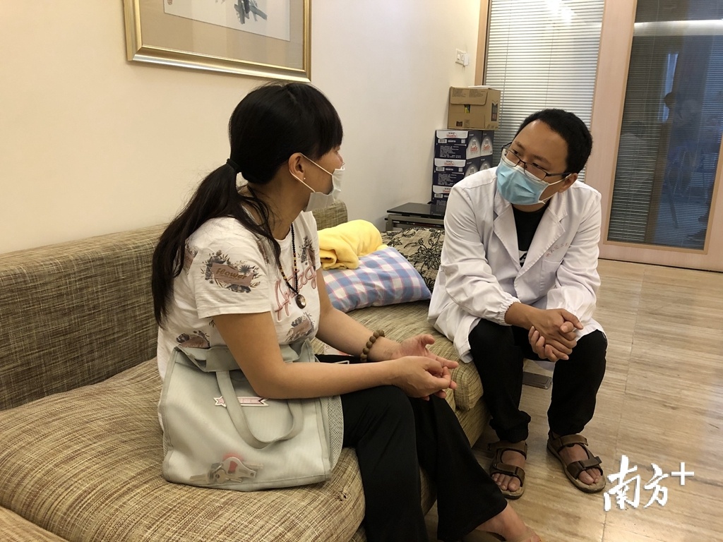 社工为患者家属做哀伤支持。 社工为患者家属做哀伤支持。