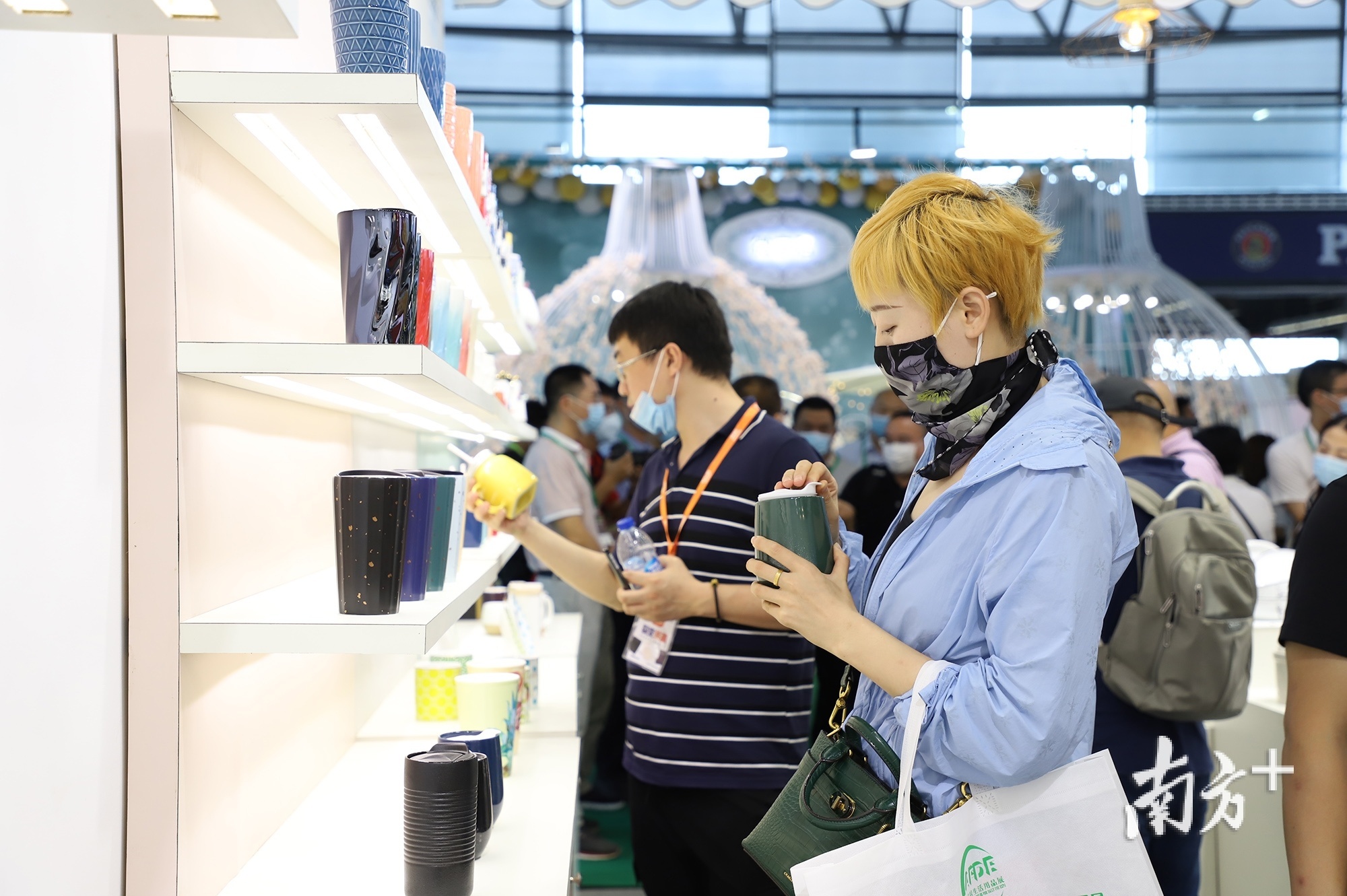 潮州日用瓷杯吸引年轻买手关注。