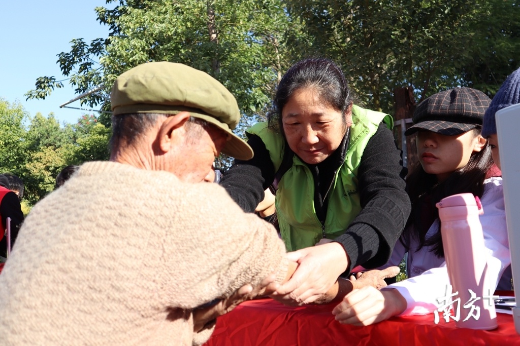 曹伟华主任为社区居民义诊。 曹伟华主任为社区居民义诊。