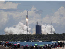 中国首次火星探测任务天问一号探测器成功发射