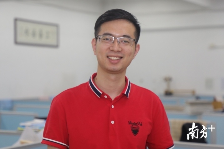 深圳中学高三（2）班班主任 张一驰