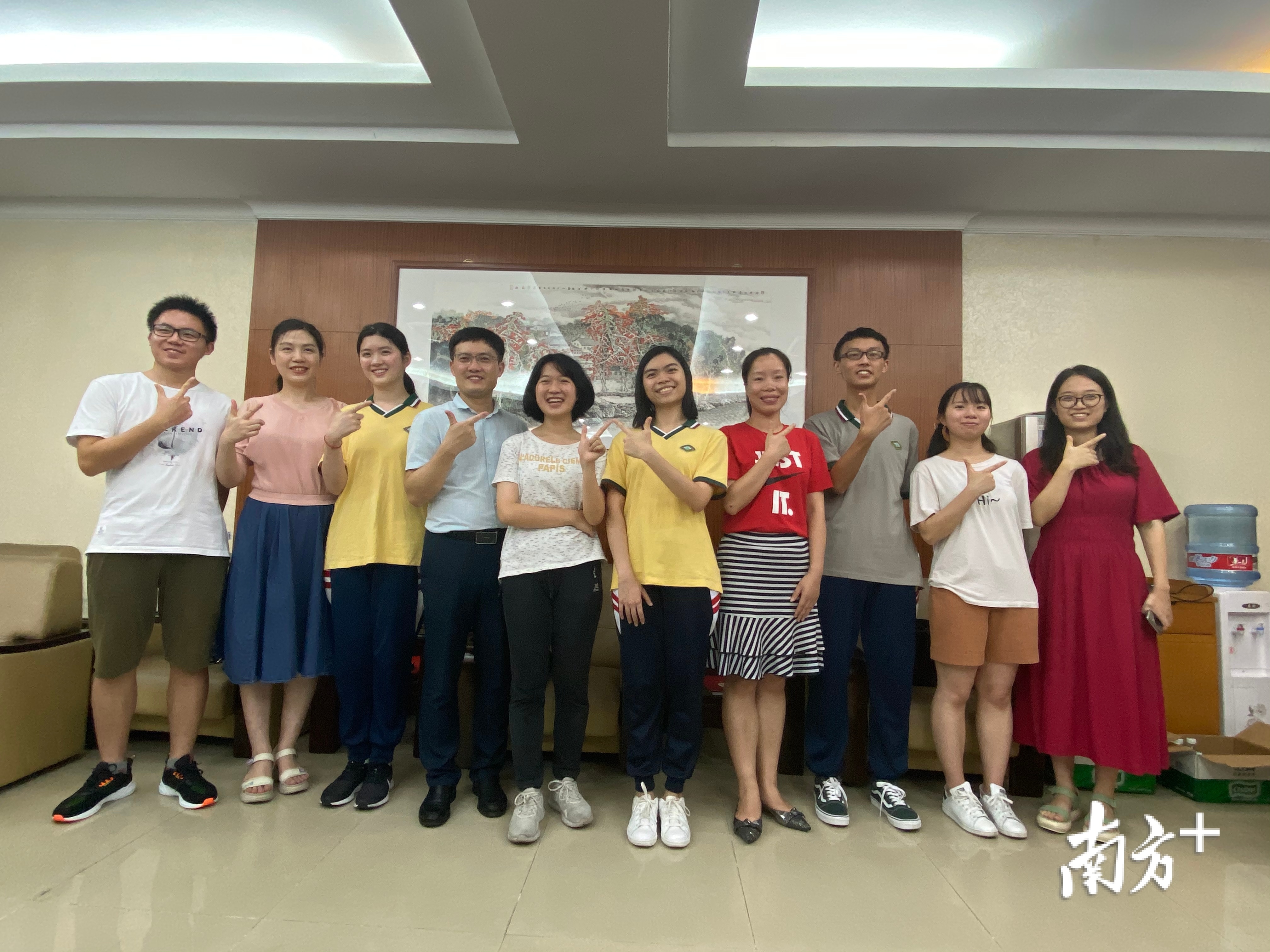 图说：石门中学省前100名考生和班主任老师合影。王雅铄摄