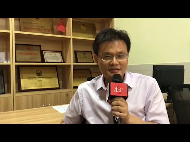 " 叶昌德介绍,胡思聪平时在班里考试成绩多排名在十几位,最低落的时候