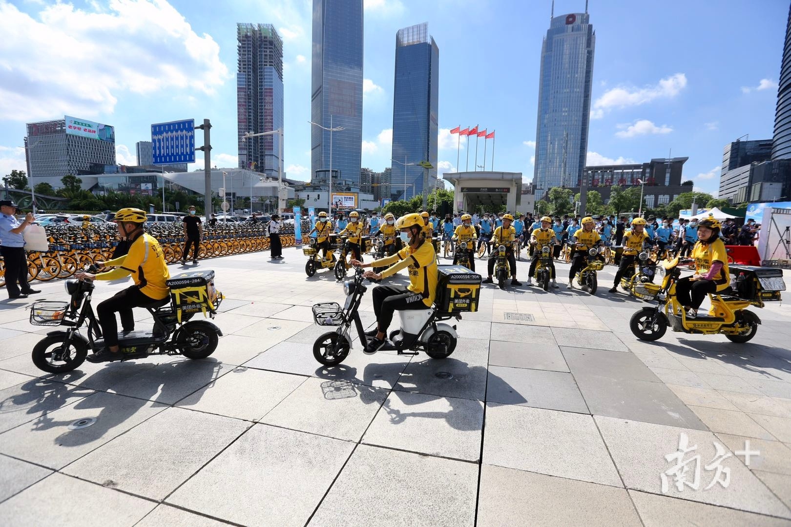 7月24日上午,东莞市公安局联合美团公司在海德广场(东莞地铁2号线鸿福路站B1出口处)举行反电诈宣传骑行活动启动仪式